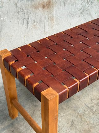 Banco Calixta de piel y madera maciza de teca con acabado natural 120 cm