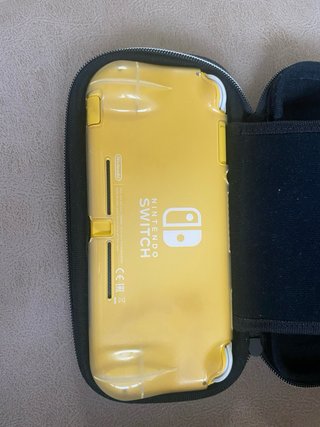 Nintendo Switch Lite Amarillo + 4 juegos