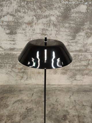Lámpara de pie Sayra de mármol negro y metal con acabado pintado negro