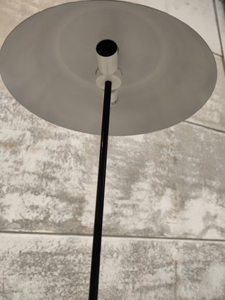 Lámpara de pie Sayra de mármol negro y metal con acabado pintado negro