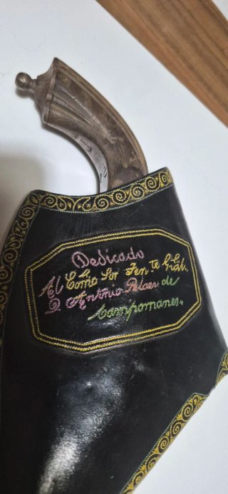 Funda antigua con dedicatoria bordada