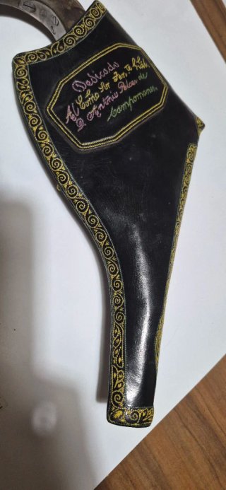 Funda antigua con dedicatoria bordada