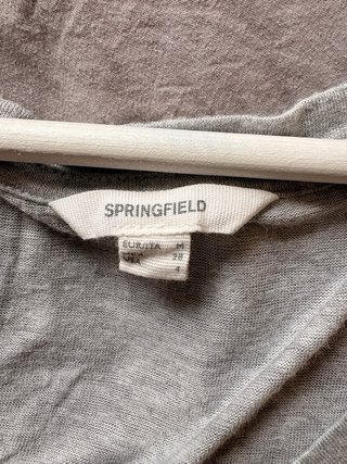 Camiseta gris con tachuelas plateadas