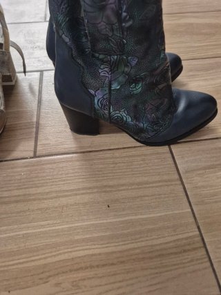 Botines azules con diseño floral
