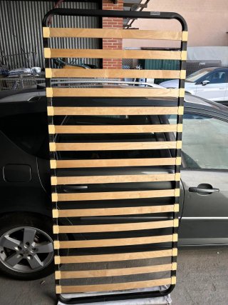 Somier de madera y metal.