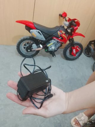 Moto de cross a batería roja