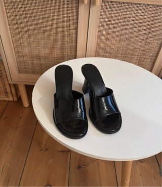 Sandalias destalonadas tacón negras