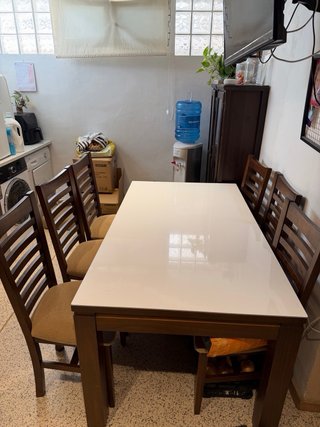 Mesa de madera maciza con 6 sillas