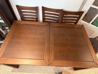 Mesa de madera maciza con 6 sillas
