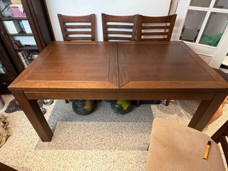 Mesa de madera maciza con 6 sillas