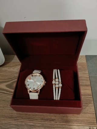 Reloj y pulsera  blancos