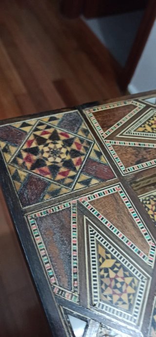 Mesa de juegos antigua con marquetería