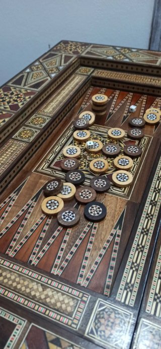 Mesa de juegos antigua con marquetería