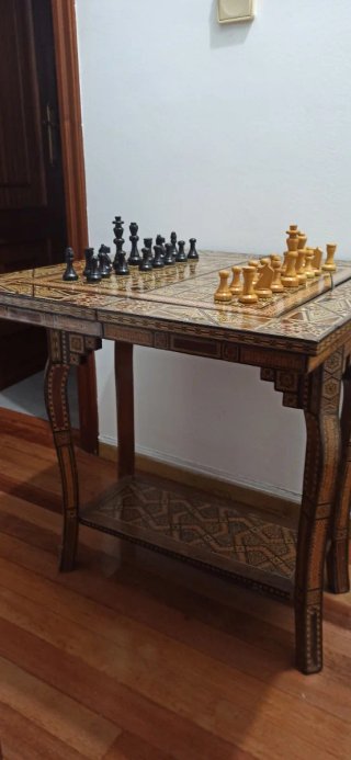 Mesa de juegos antigua con marquetería
