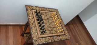 Mesa de juegos antigua con marquetería