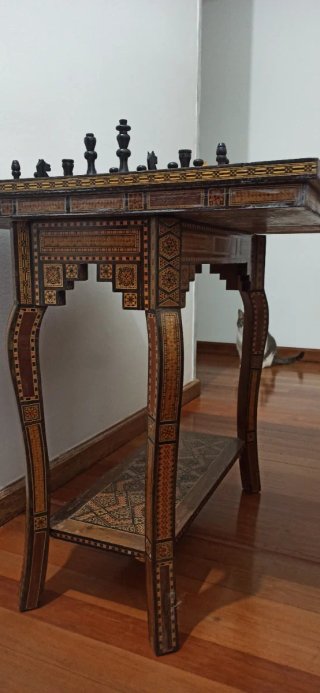 Mesa de juegos antigua con marquetería