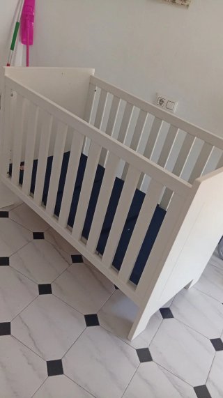 Cuna blanca con osito azul