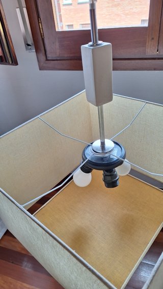 Lámpara colgante beige y blanca