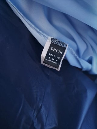 Vestido azul plisado manga larga