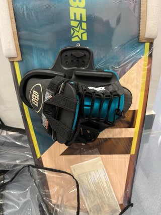 Nuova tavola da wakeboard Jobe con fodera e scarponi