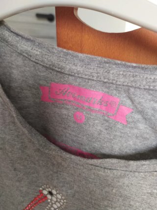Camiseta gris con estampado de cigüeña