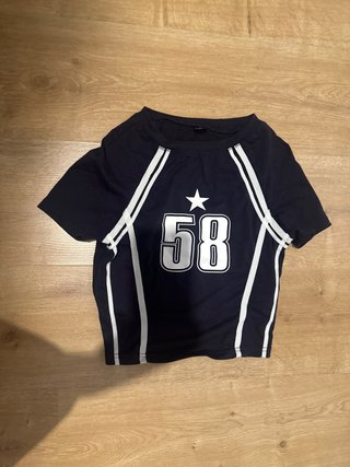 Camiseta azul con número 58 de shein