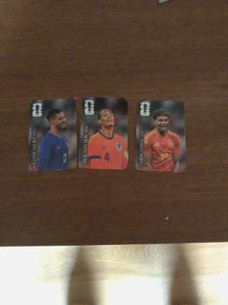 Cromos Coca-Cola: Saliba, Van Dijk, Yamal