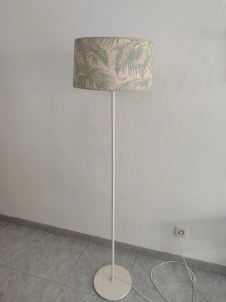 Lámpara de pie con pantalla