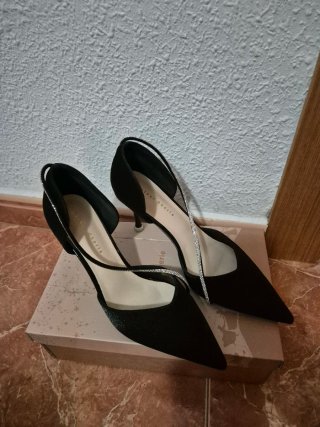 Zapatos de tacón negros con pedrería