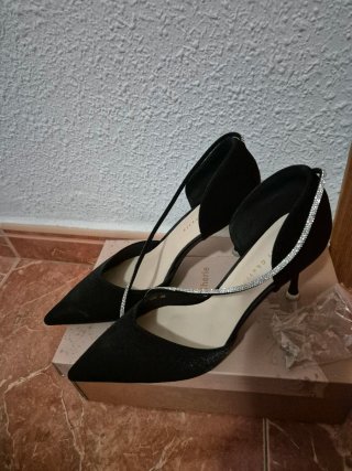 Zapatos de tacón negros con pedrería