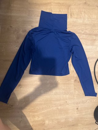 Top azul de cuello alto