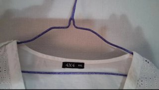 Blusa blanca con botones y bolsillos