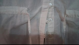 Blusa blanca con botones y bolsillos