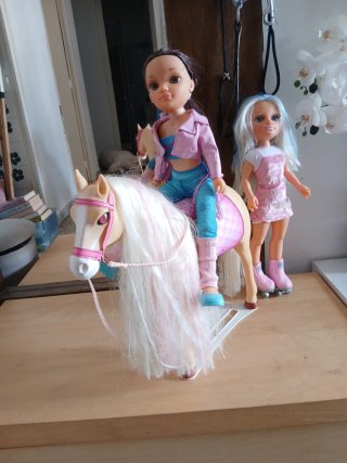 Nancy con caballo y muñeca