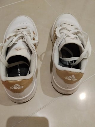 Zapatillas Adidas Blancas y Doradas