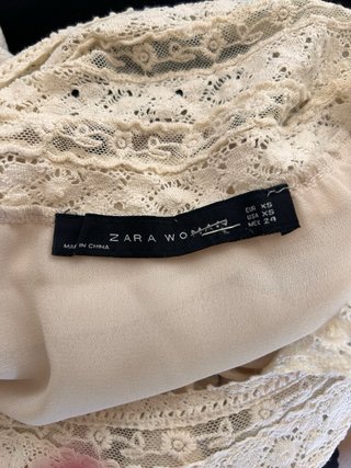 Vestido beige bordado de Zara