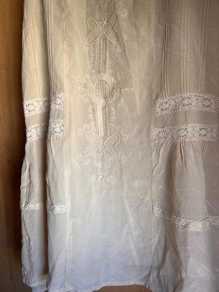 Vestido beige bordado de Zara