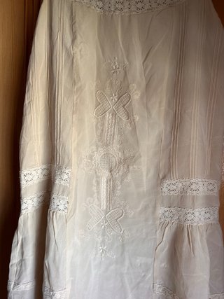 Vestido beige bordado de Zara