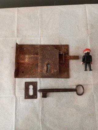 Antigua cerradura con llave y escudo