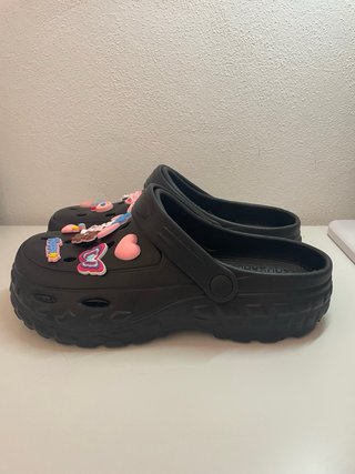 Ciabatte Hello Kitty nere con decorazioni rosa