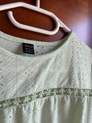 Camiseta verde SHEIN con volantes