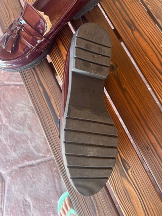 Mocasines de charol burdeos con flecos