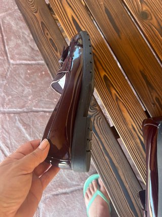 Mocasines de charol burdeos con flecos