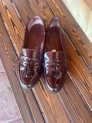 Mocasines de charol burdeos con flecos