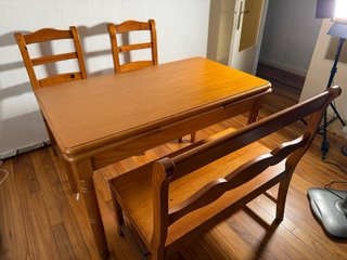 Mesa de madera con 2 sillas y banco