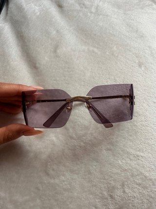 Gafas de sol doradas y moradas