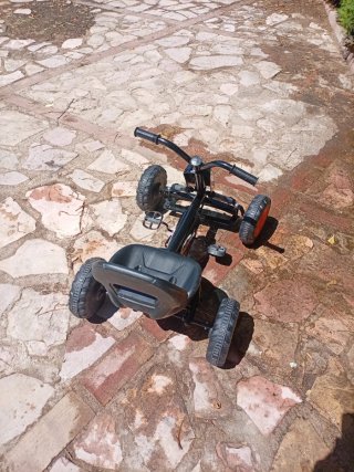 Coche de pedales negro