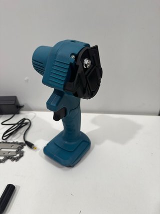 Mini motosierra inalámbrica con accesorios