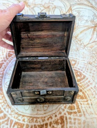 Cofre de madera con hada