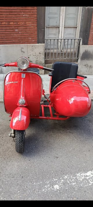 Vespa con sidecar roja